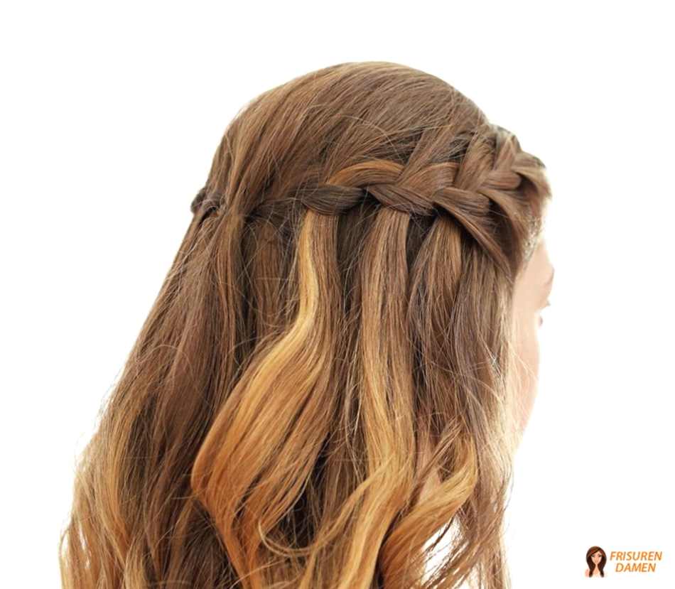 Wasserfallzopf – romantische Flechtfrisur mit fallenden Strähnen
