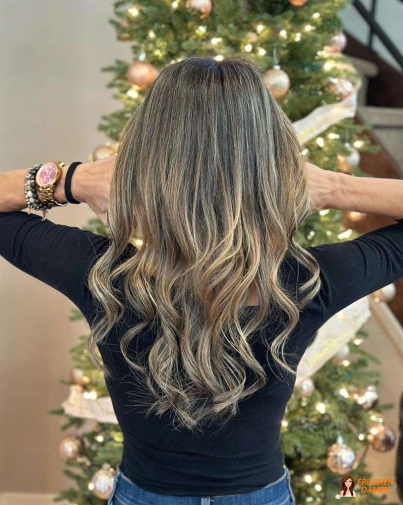 Wavy Balayage Frisur für mehr Volumen bei dünnem Haar