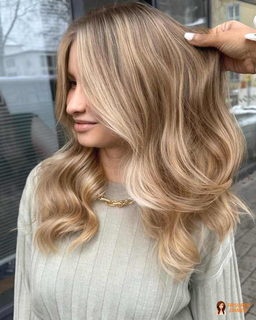 Weiche Eleganz mit kühlen Reflexen für Frauen, sanfte Wellen und aschige Highlights mit edler Tiefe