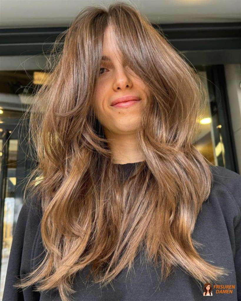 Weiche Konturen mit Curtain Bangs für Frauen, harmonisch gerahmt und natürlich fallend