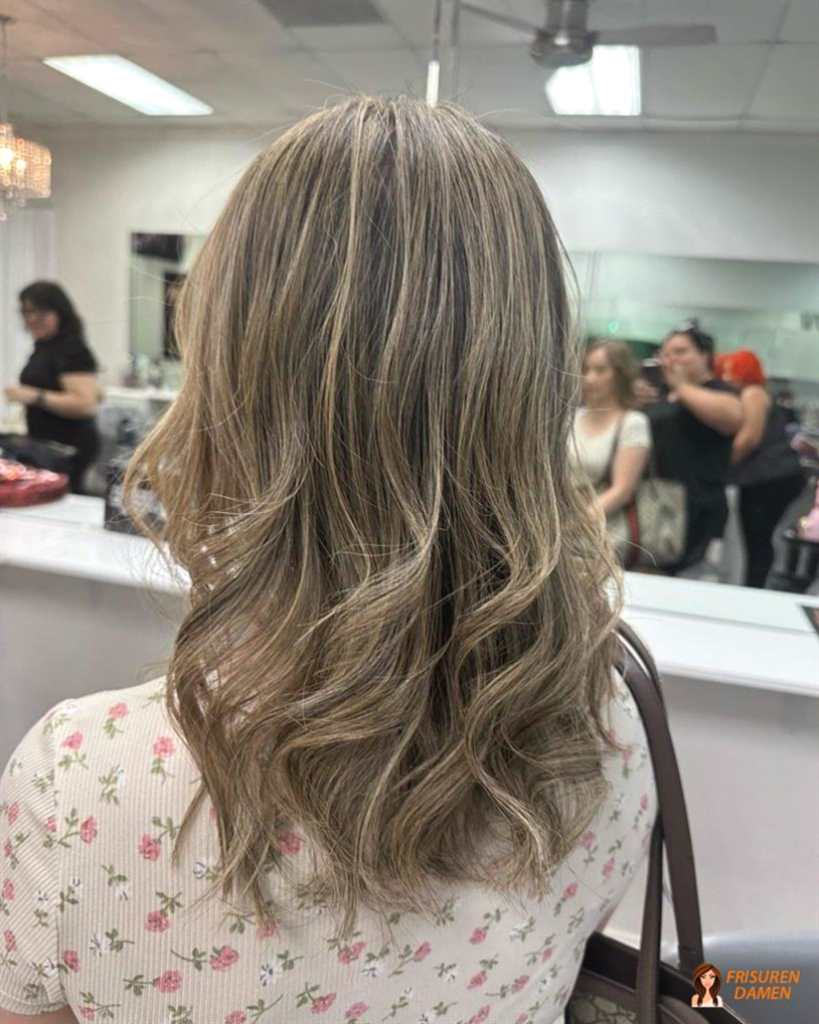 Midi-Frisur für dünnes Haar mit weichen Wellen und natürlichem Volumen