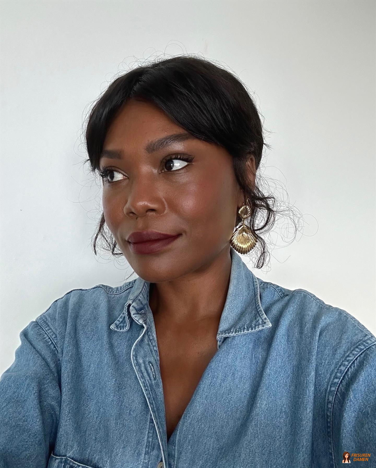 Hochsteckfrisur mit weichem Seitenscheitel