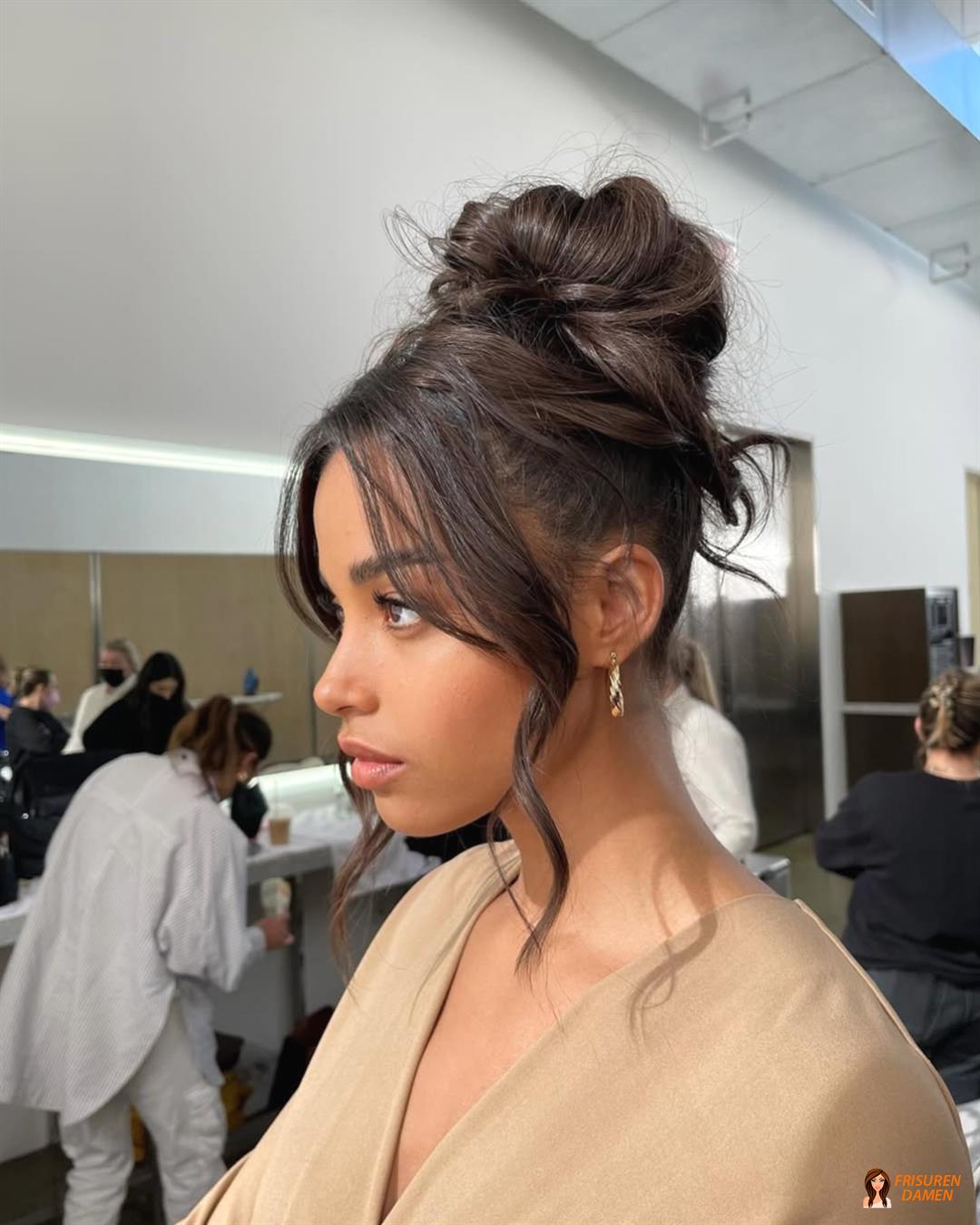 Glamouröse Curtain Bangs Frisur