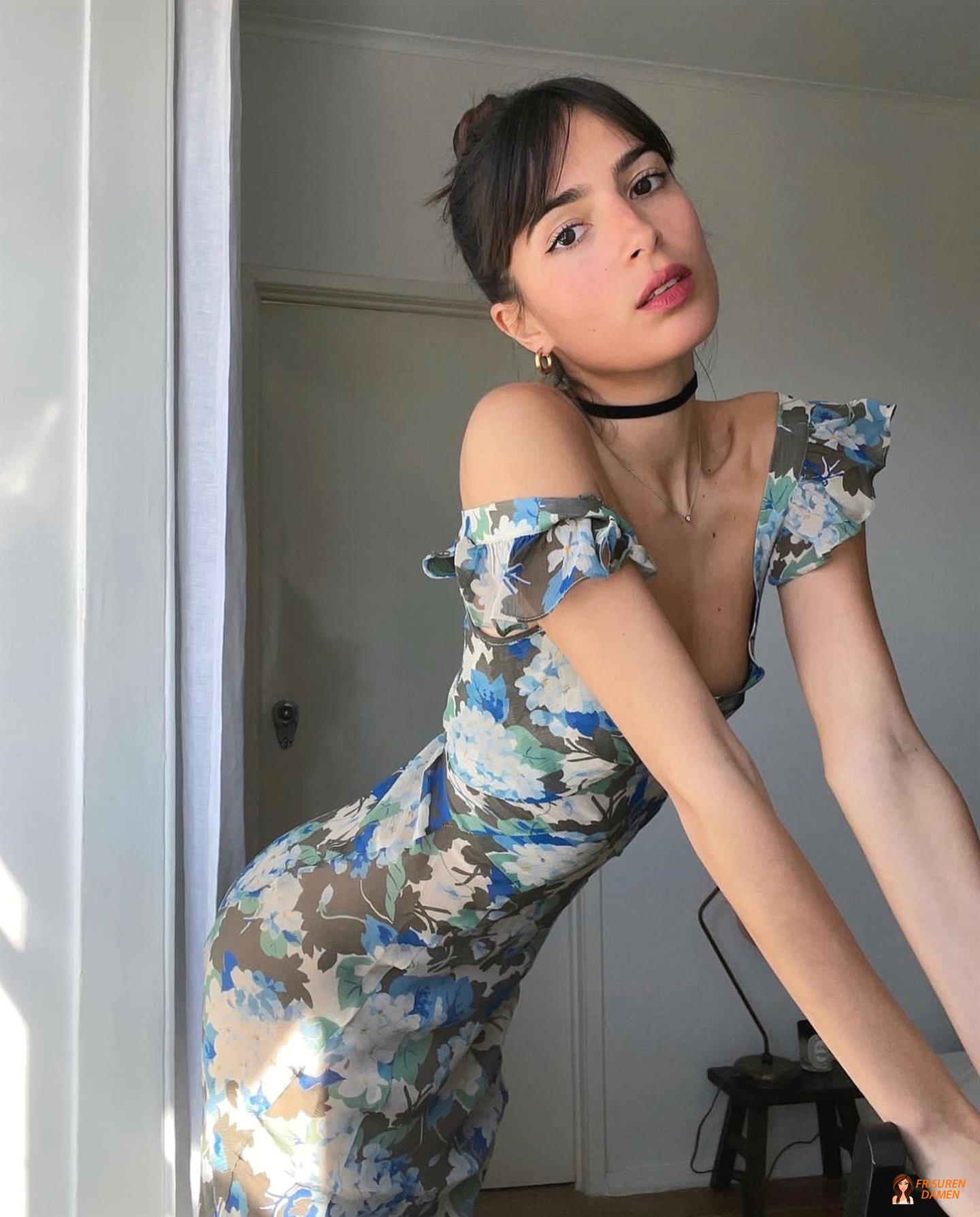 Elegante Hochsteckfrisur bei schulterlangem Haar