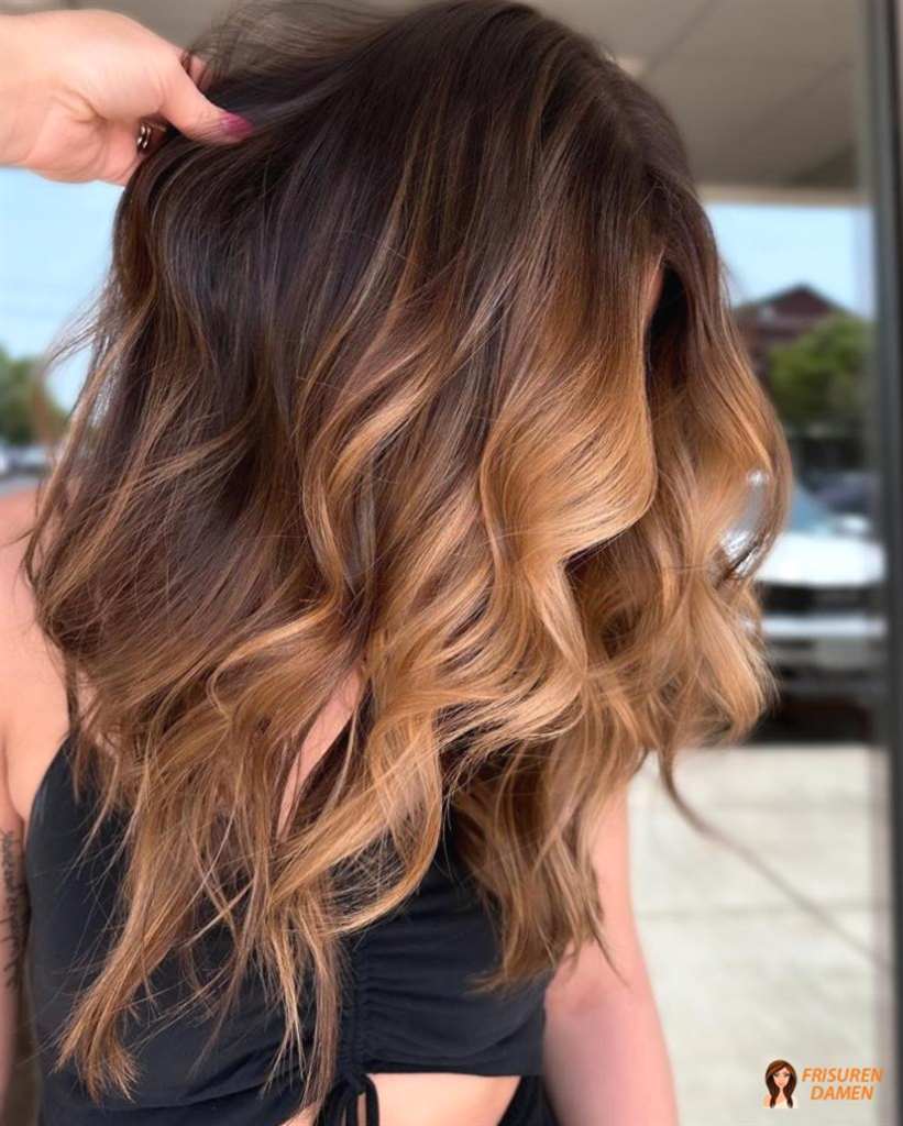 Weiche Wellen in Braun mit Caramel Balayage