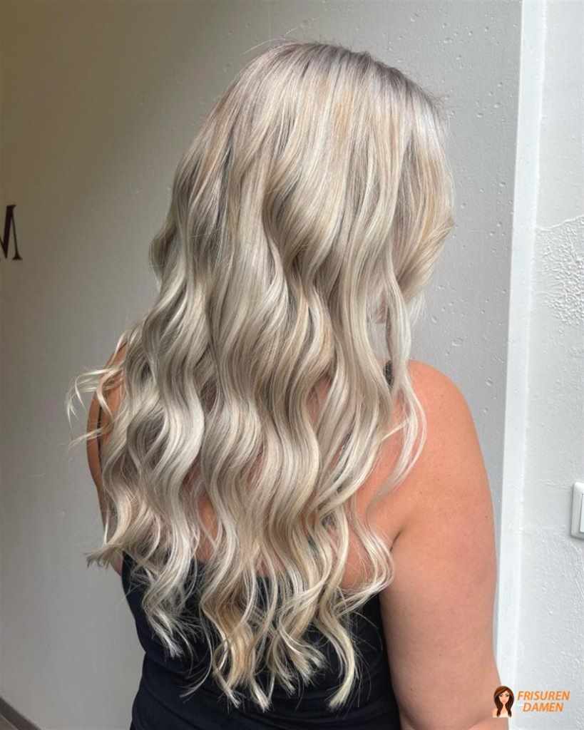 Wellenreiche Pracht mit coolen Highlights für Frauen, kühle Blondsträhnen mit Bewegung und sichtbarer Tiefe