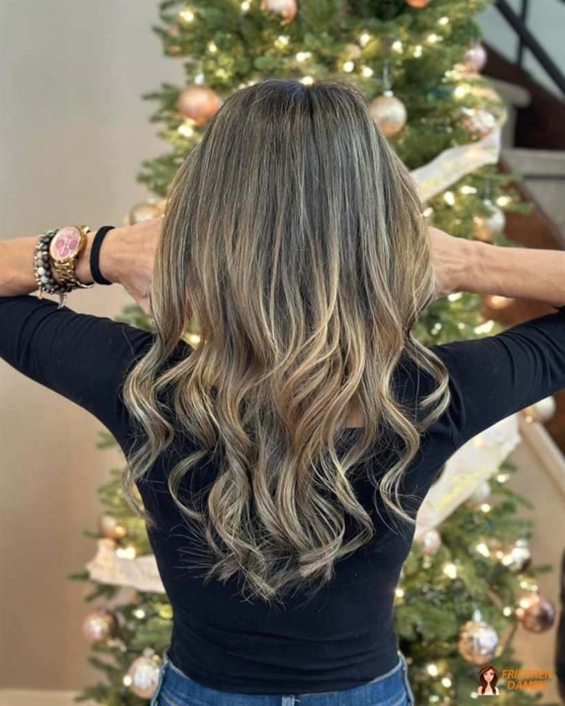 Welliges Balayage bei dünnem Haar für mehr Volumen und lebendige Struktur