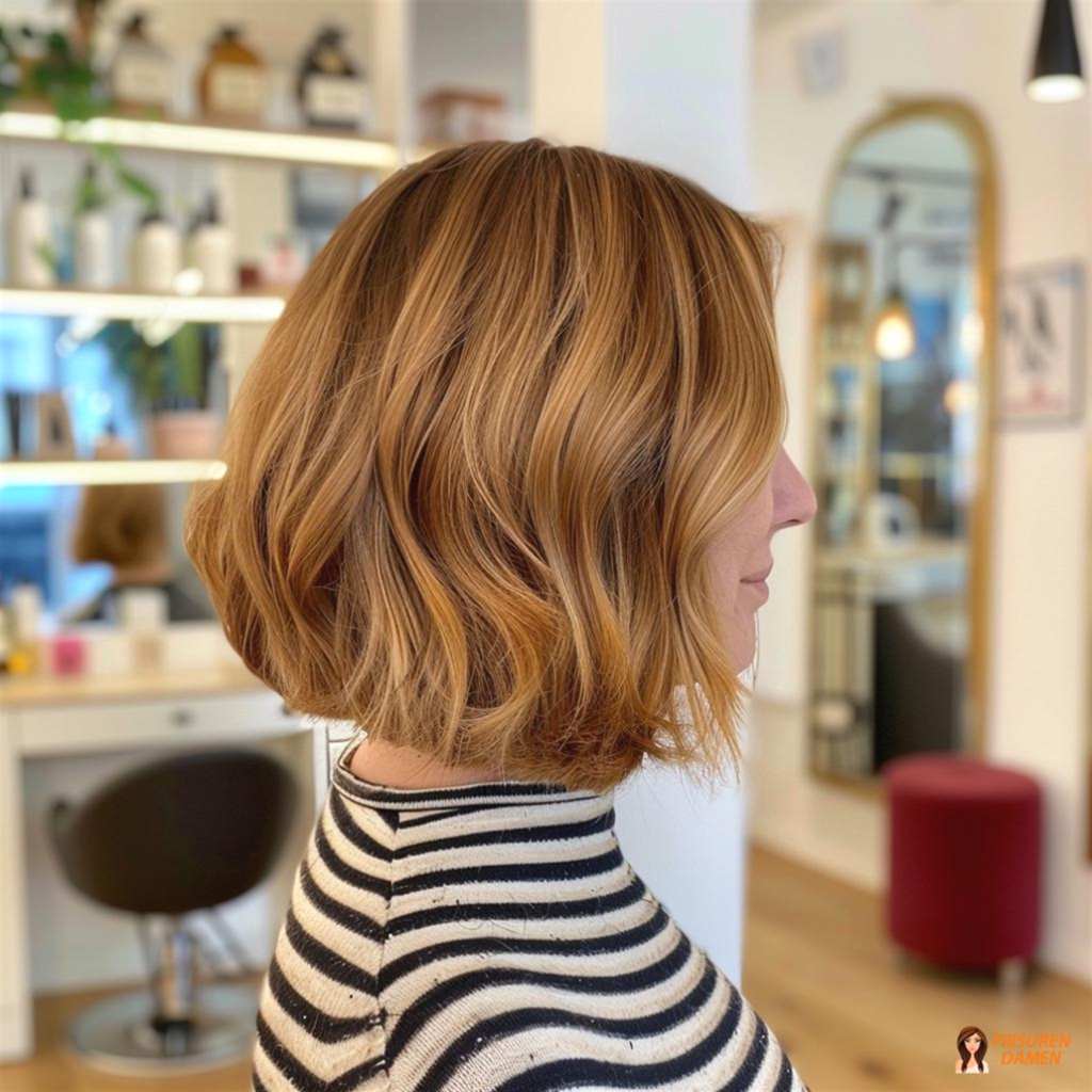 Braunblonde Haarfarbe für Frauen im welligen Bob mit weichem Verlauf und frischer Wirkung