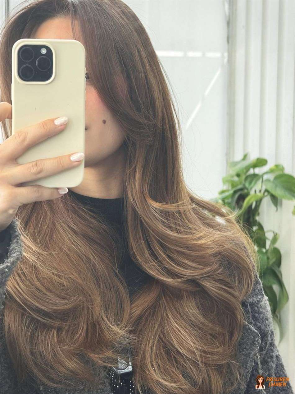 Beim Friseur nach einer Butterfly-Frisur fragen