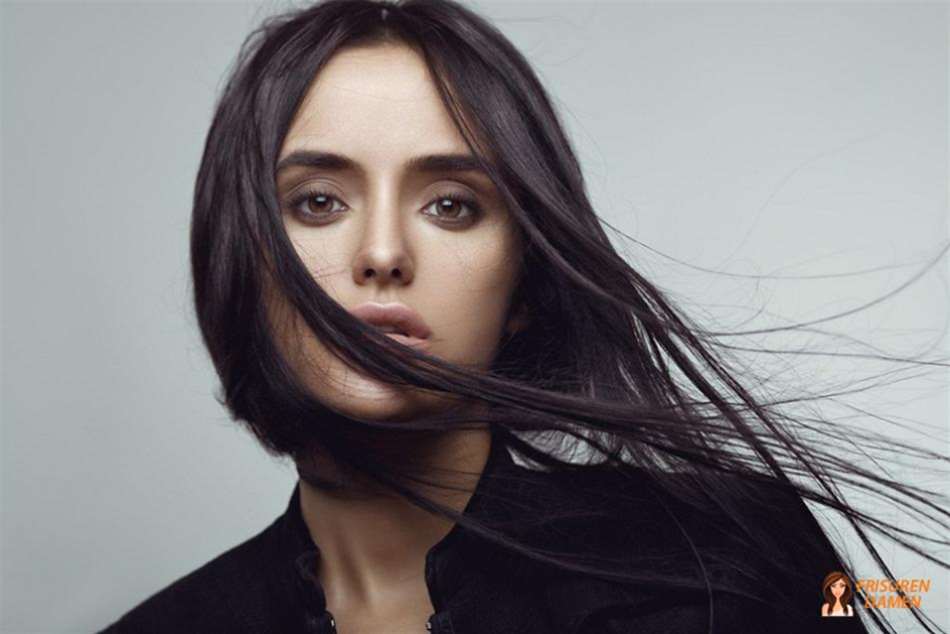 Wie man nach dezentem Balayage oder Strähnchen in schwarzem Haar fragt