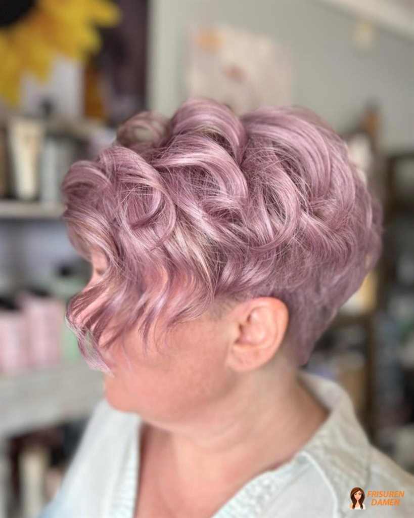 Kurzhaarfrisur mit zartem Fliederton und modernem Stil