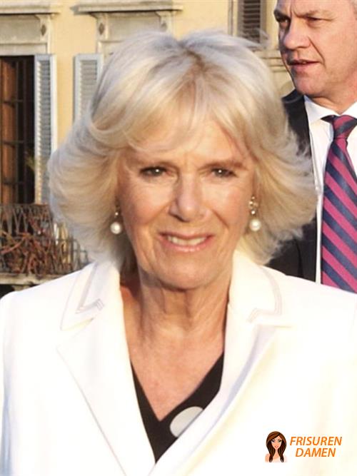 Zurückgekämmter Bob mit geföhnten Spitzen für Frauen über 50