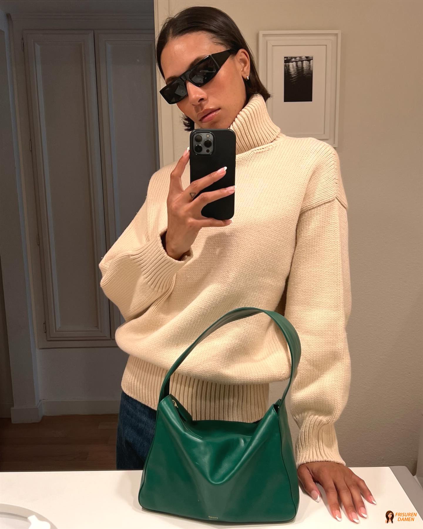 Zurückgekämmter, gerader Bob