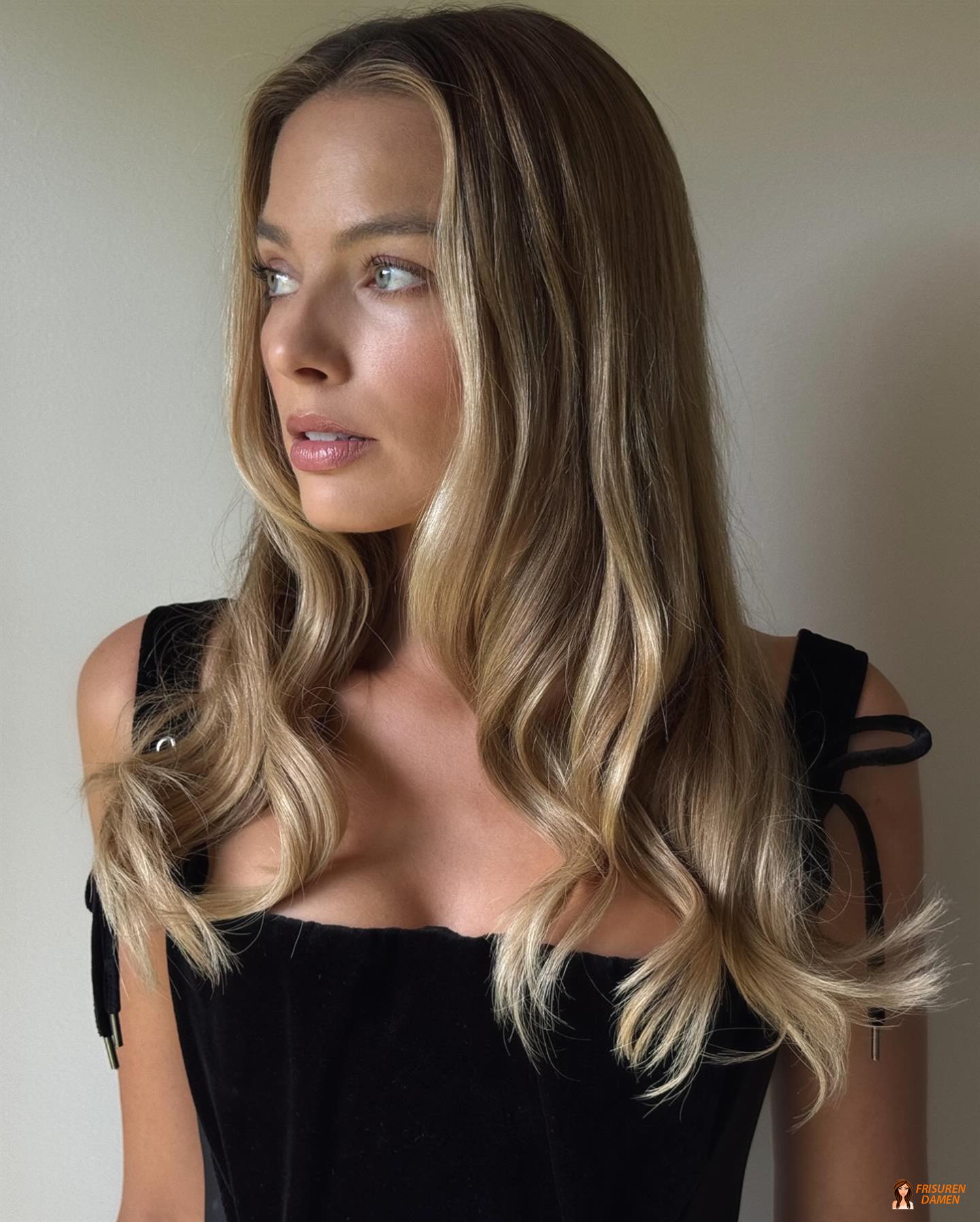 Warmer Biscotti Blondton bei einer Frau im natürlichen Herbstlicht