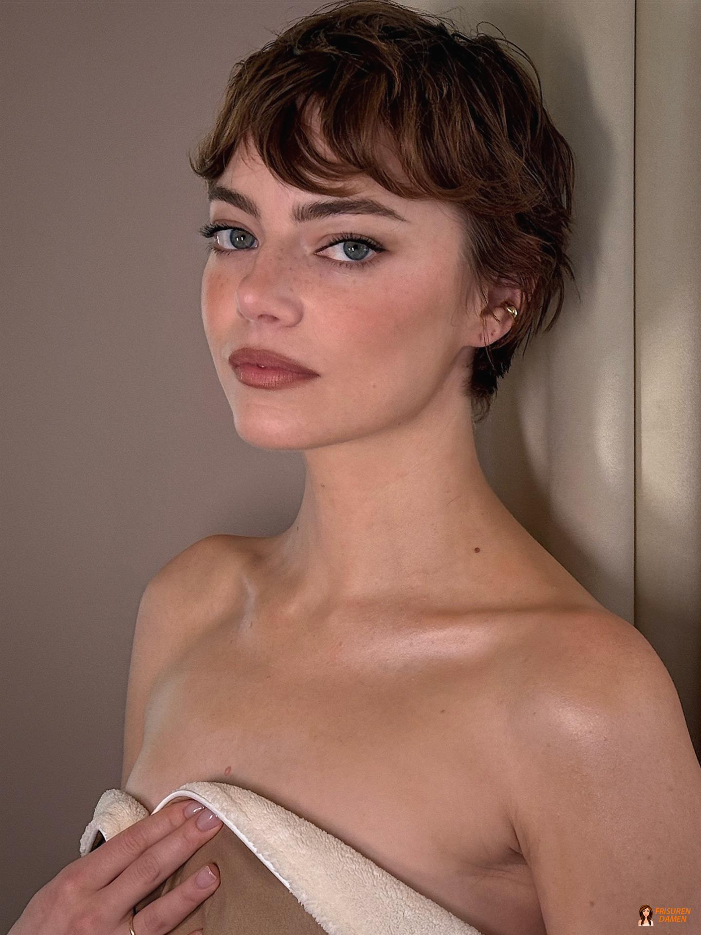 Kurzer Pixie Schnitt bei einer Frau mit markanter Ausstrahlung