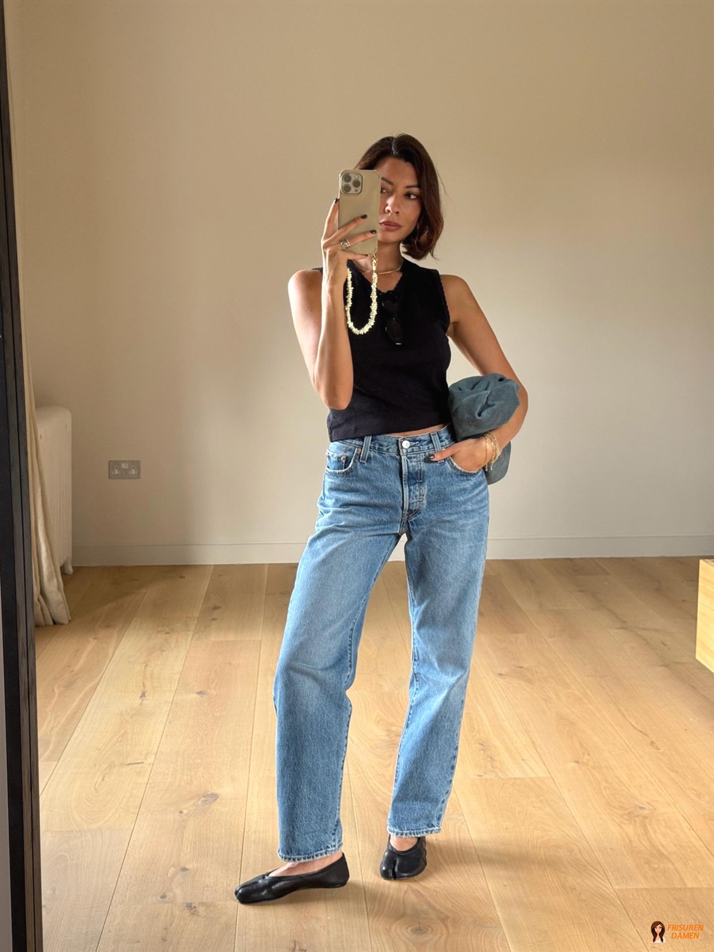 Bob mit markantem Seitenscheitel bei einer Frau