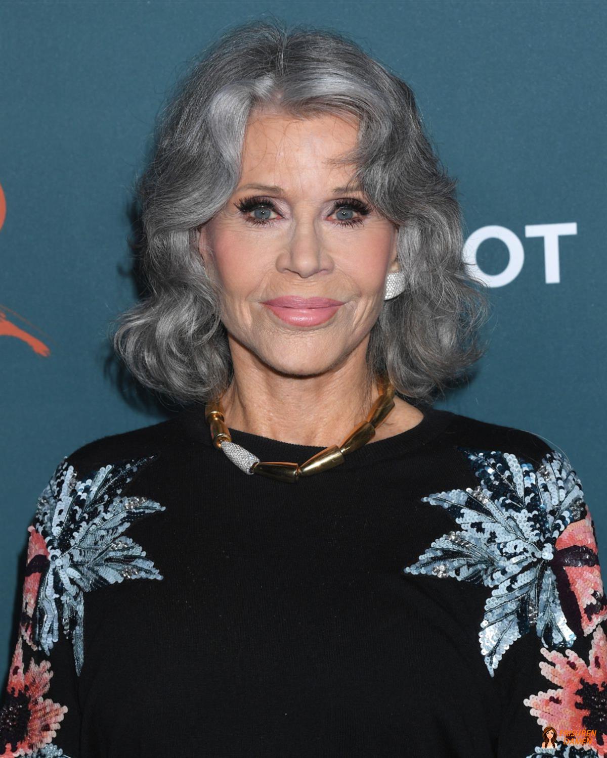 Glänzender grauer Bob mit gepflegtem Finish