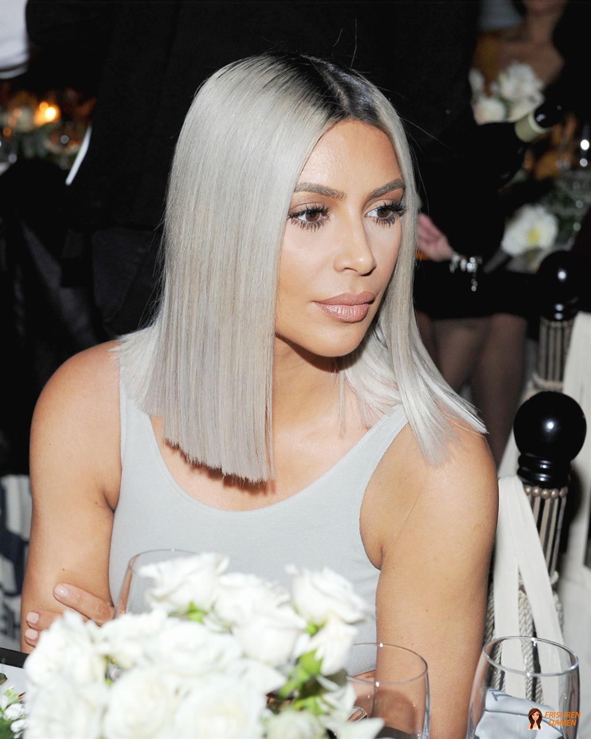 Glatter grauer Bob mit minimalistischem Look