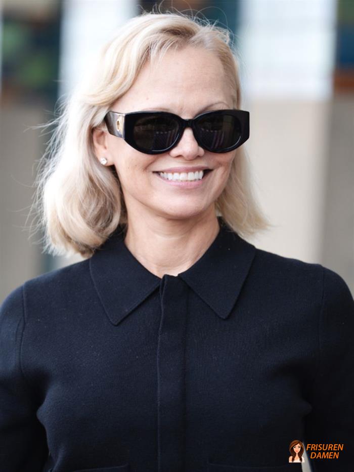 Goldgraue Haarfarbe mit sanftem Glanz bei einer Frau