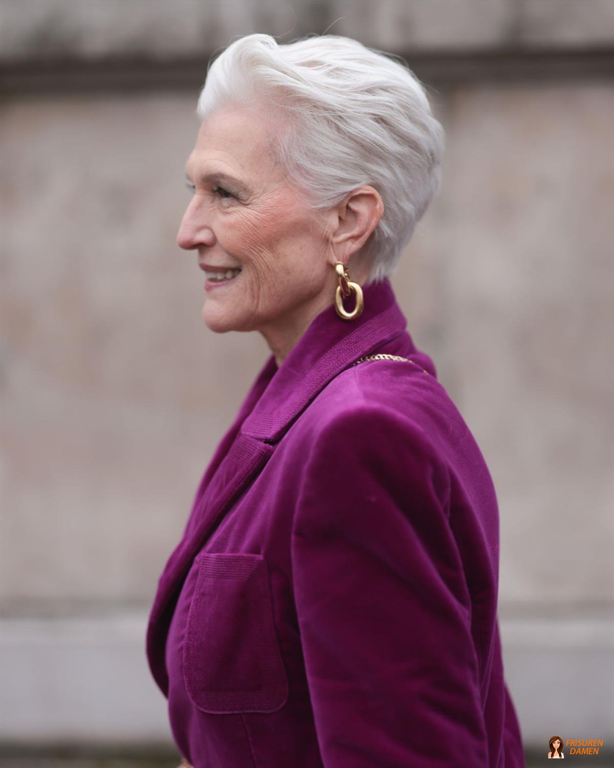 Kurzer grauer Bob mit klarer Linie