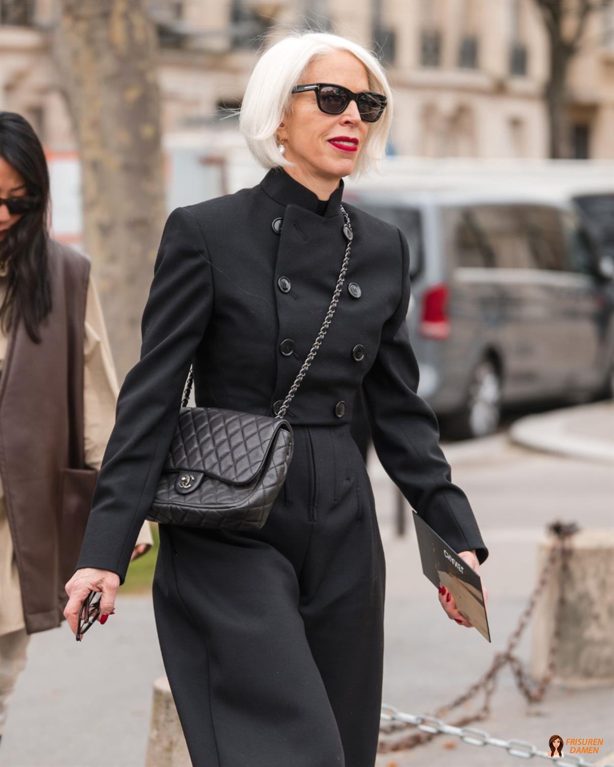 Grauer Bob mit glattem präzisem Schnitt