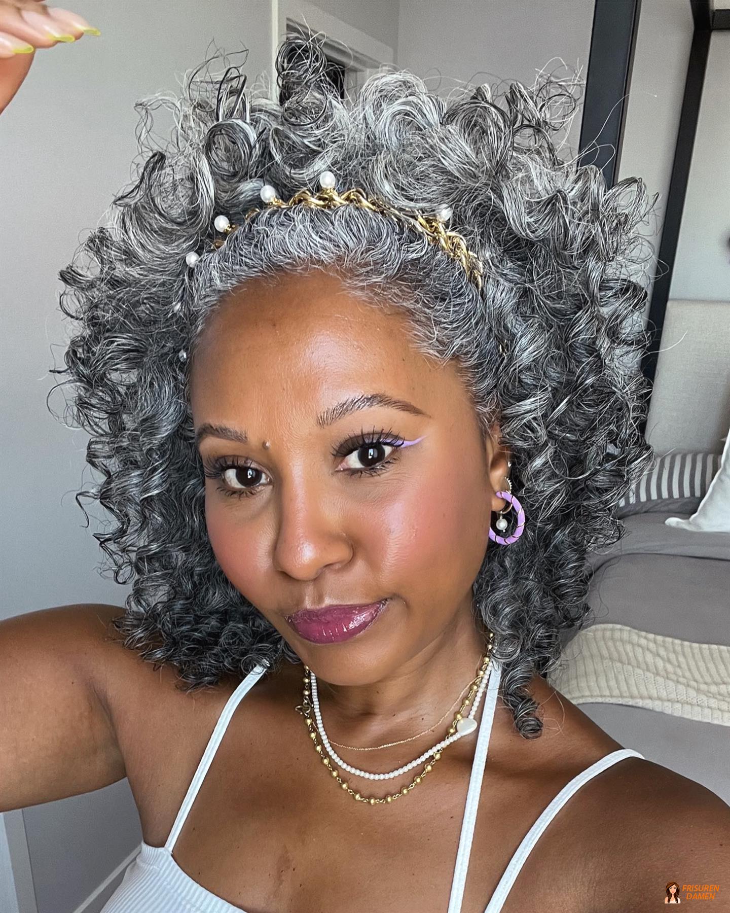 Lockiger grauer Bob mit natürlichem Volumen