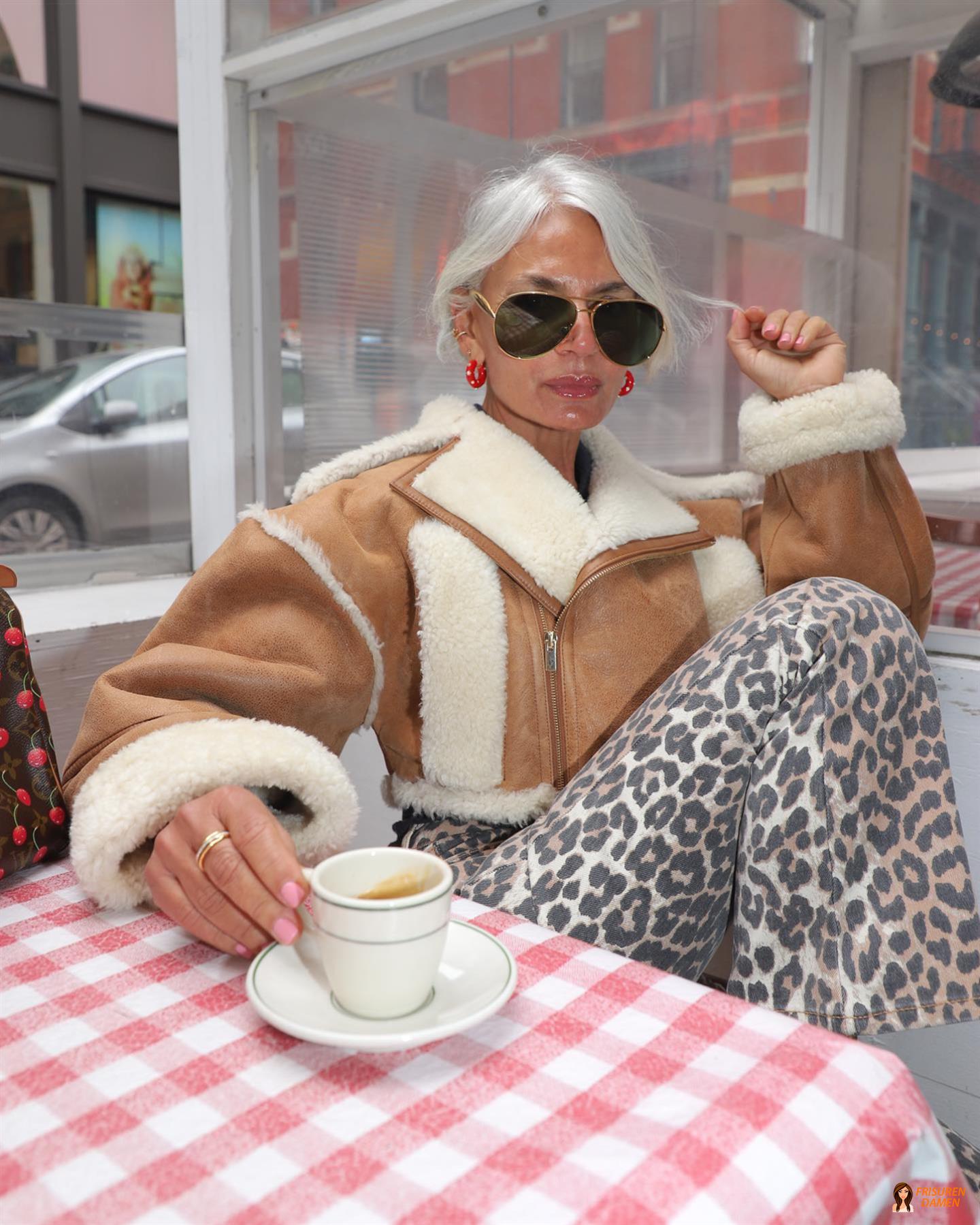 Grauer Bob mit Seitenscheitel bei einer stilvollen Frau