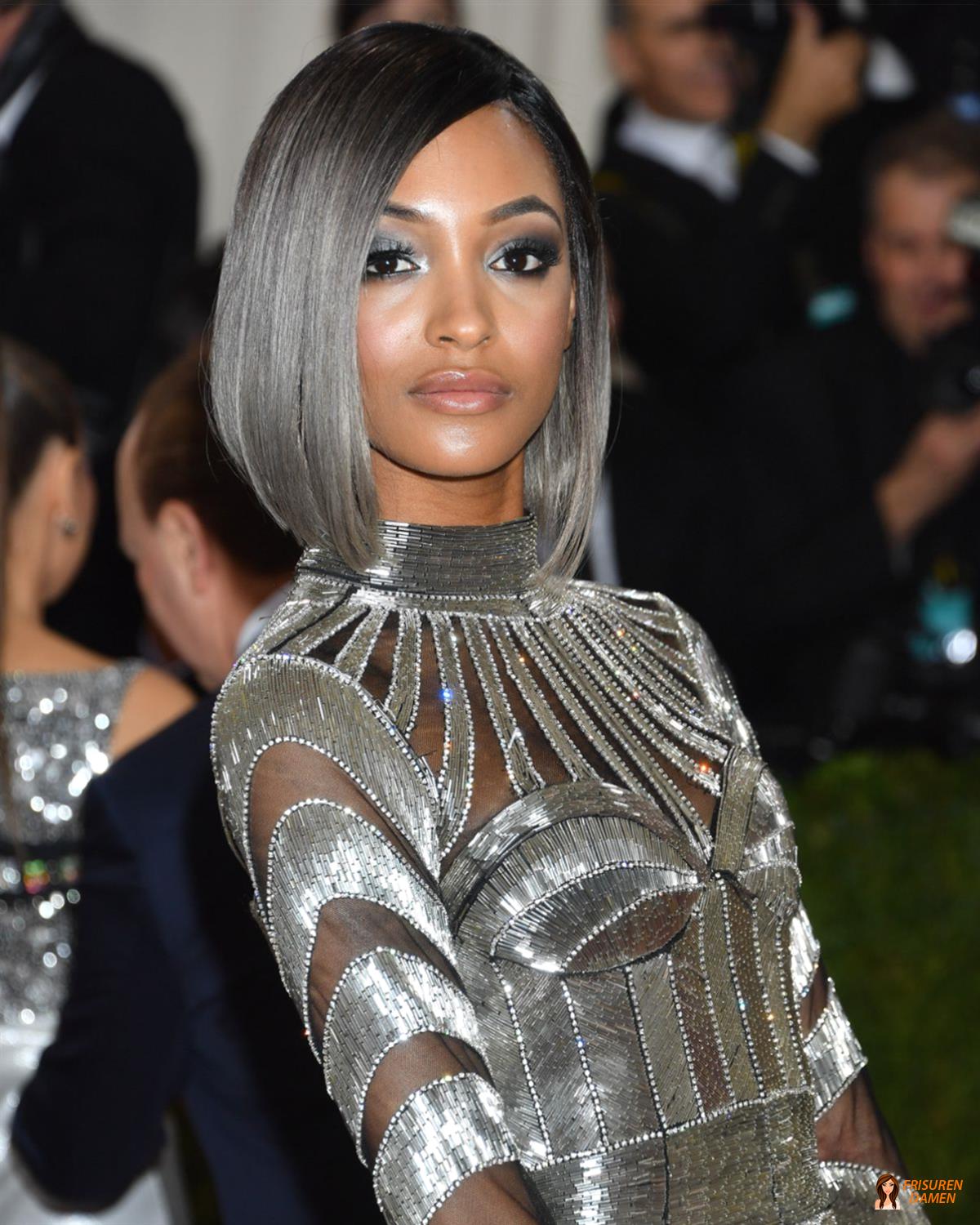 Umgekehrter grauer Bob mit moderner Linienführung