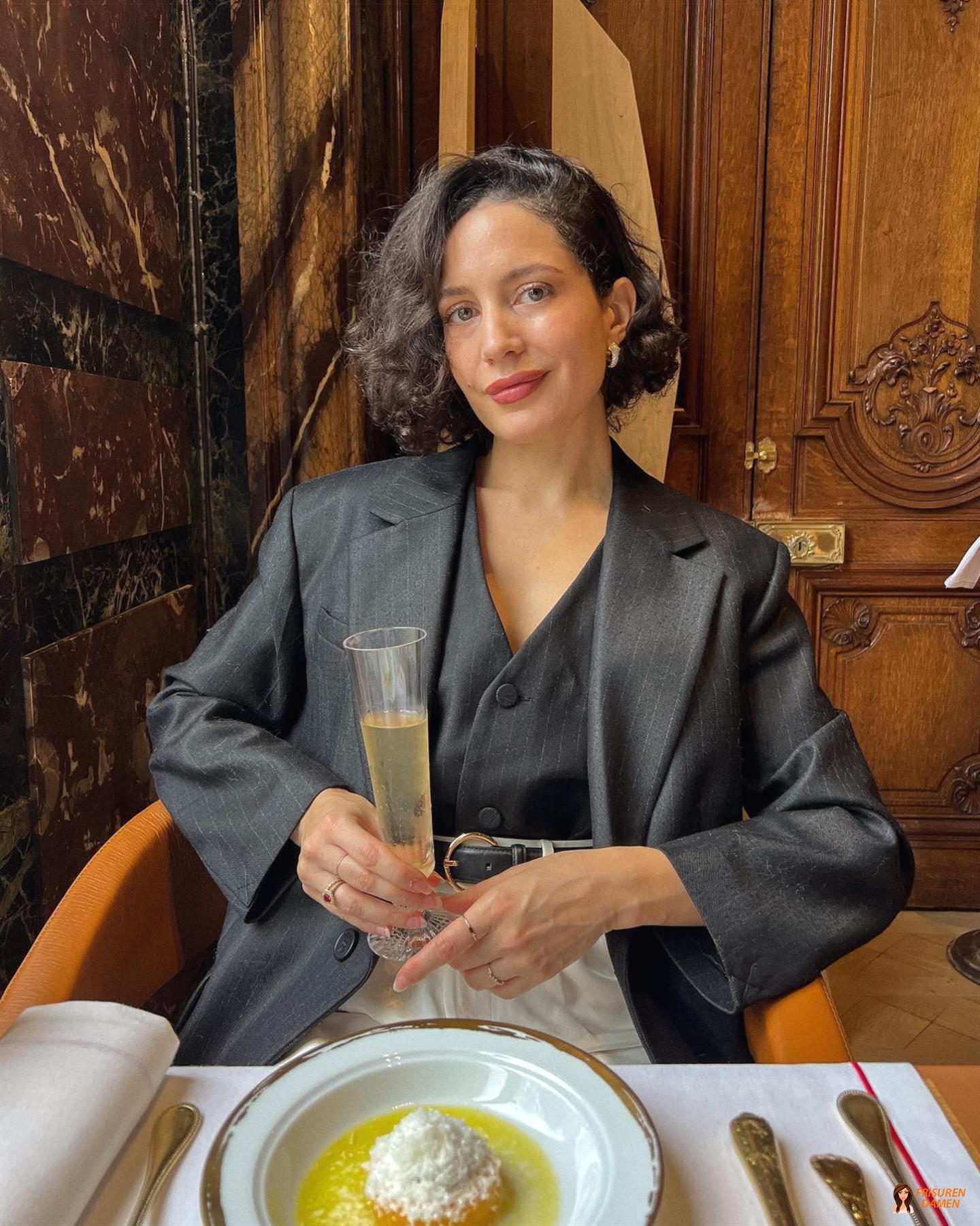 Kurze Herbstfrisuren 2026 für Frauen im Trend