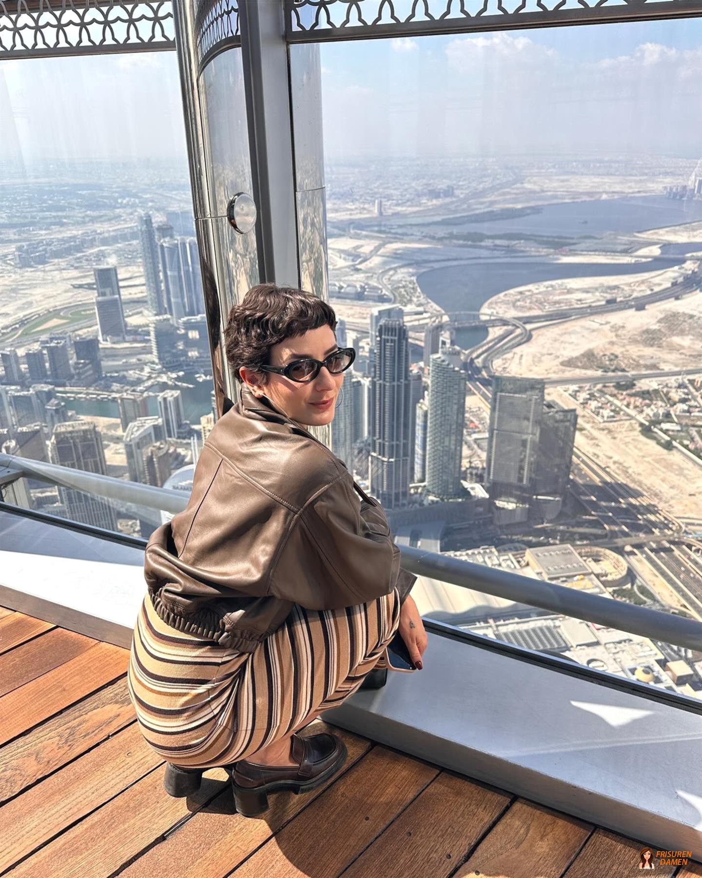 Klassischer Pixie Schnitt bei einer Frau mit lockigem Haar