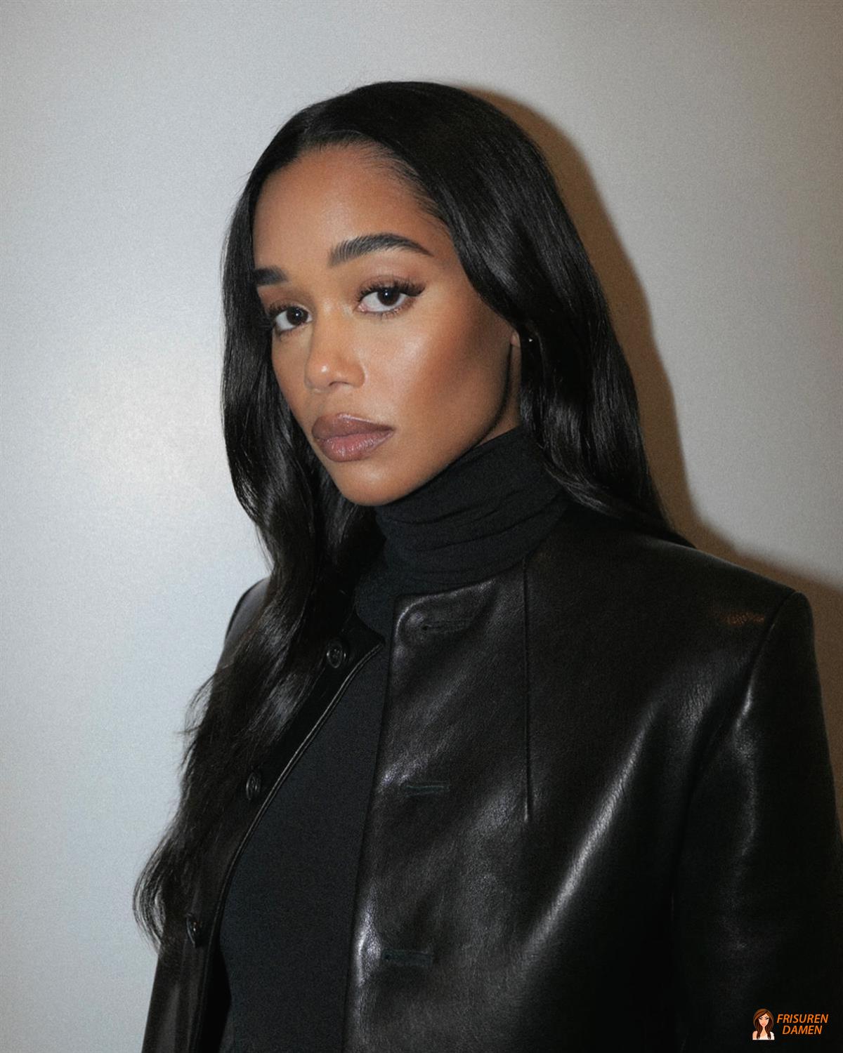 Tiefer brünetter Farbton bei einer Frau mit glänzendem Haar