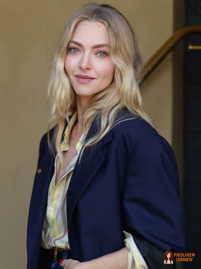 Sandblonde Haarfarbe mit natürlichem Look bei einer Frau