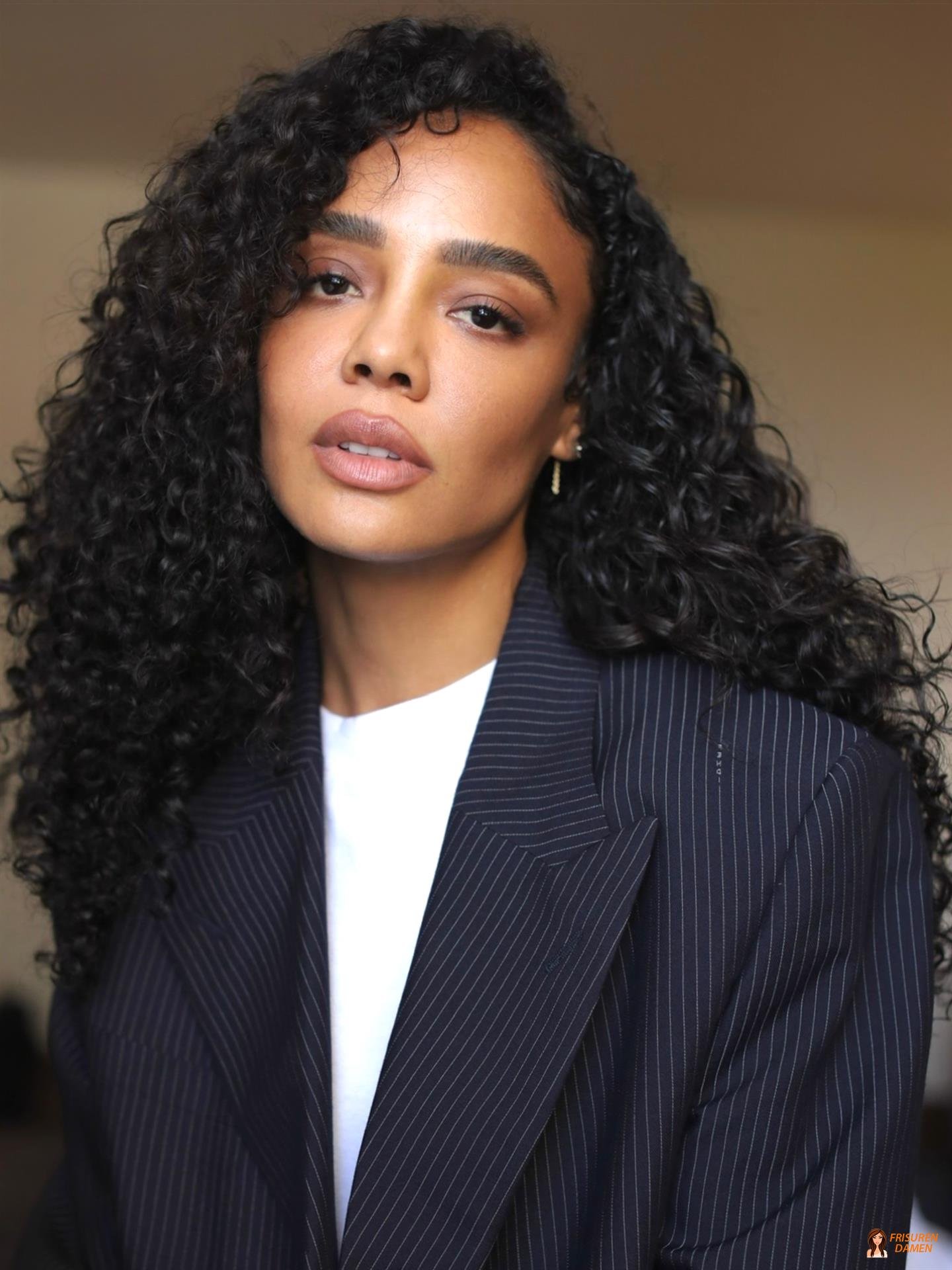 Tabakbraune Locken bei einer stilvollen Frau